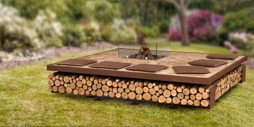 Ak-47 Feuerstellen Opera in einem Garten mit Holzlagerung und Sitzkissen auf einer erhöhten Plattform für gemütliche Abende im Freien