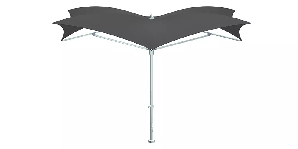 Ocean Master Manta Sonnenschirm in Anthrazit, freistehend, auf weißem Hintergrund, technische Abbildung.