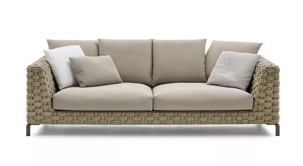 B&B Italia Ray Outdoor Loungesofa 236 cm in Naturfarbe mit beigen Kissen und einem weißen Kissen ohne Hintergrund.