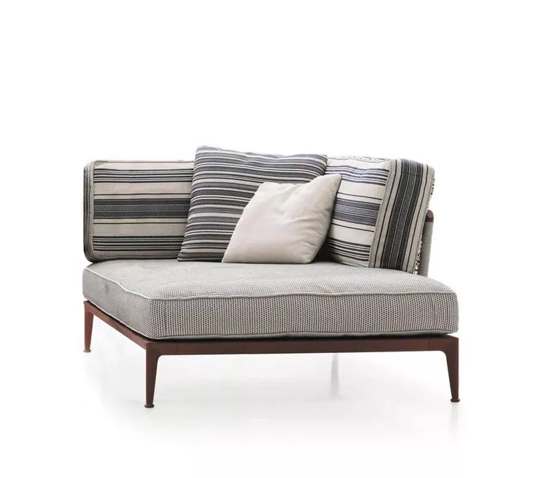 B&B Italia Ribes Chaiselongue Modul in Grau mit gestreiften Kissen auf weißem Hintergrund