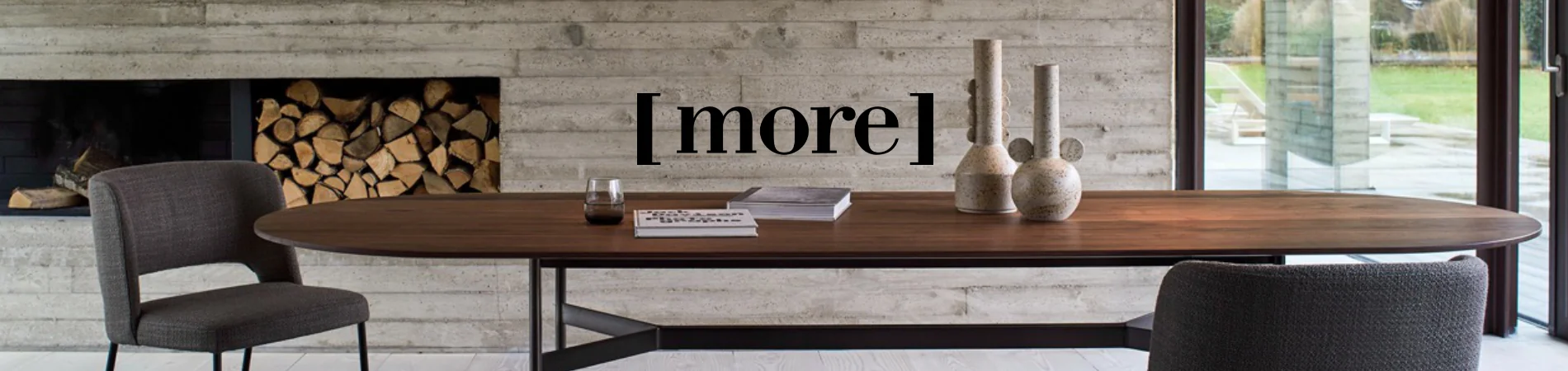 Brauner Holztisch von More in modernem Wohnzimmer mit Betonwand und Kamin, dekoriert mit Vasen und Büchern, Blick auf Garten.