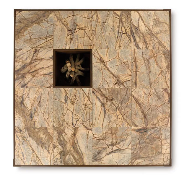 AK47 Opera Feuerstelle 200 cm quadratische Feuerstelle in Marmoroptik mit Holzscheiten in der Mitte ohne Hintergrund