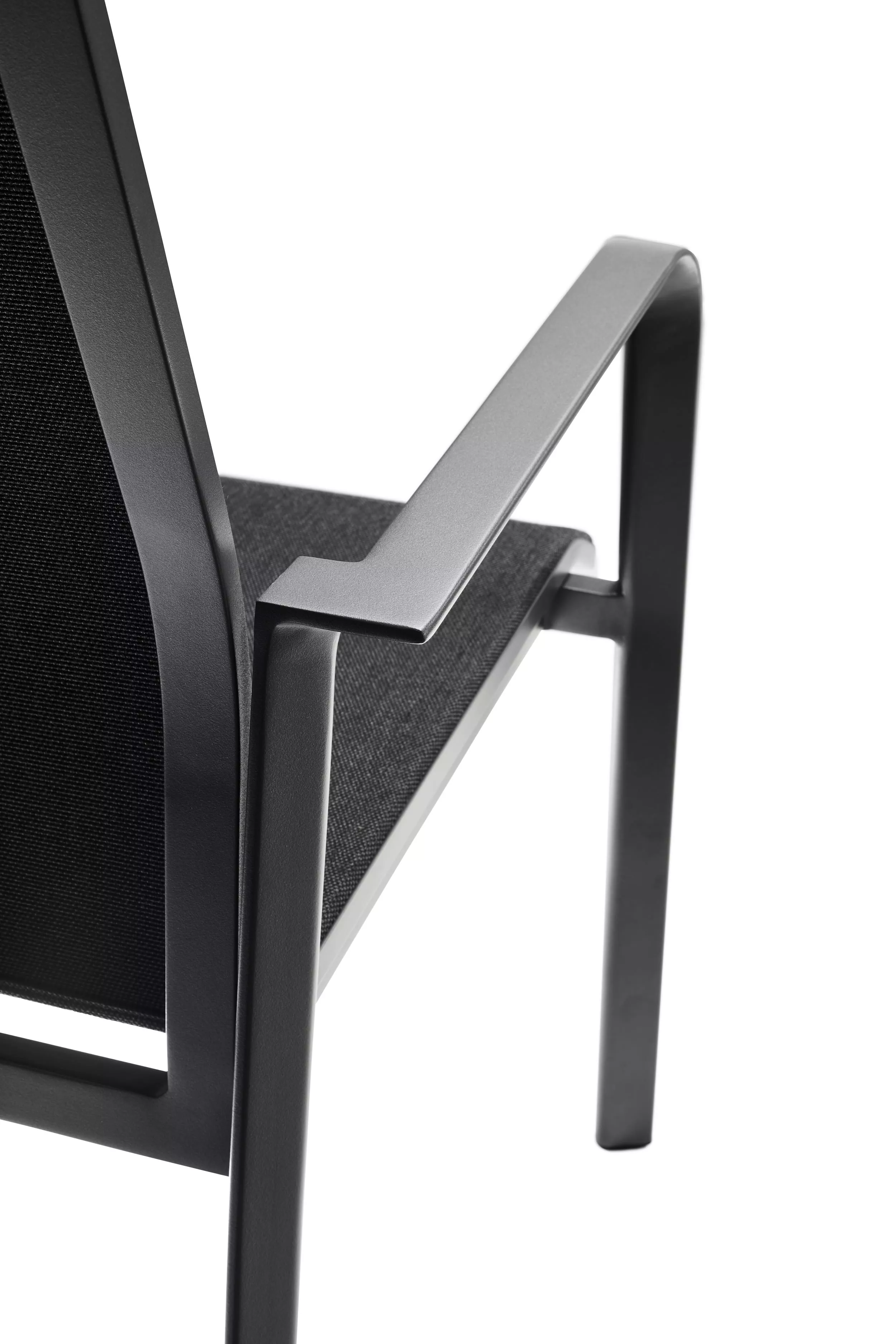 Solpuri Breeze Stapelsessel in der Farbe Coal zeigt eine Detailaufnahme des Stuhls mit Fokus auf die Armlehne und das Sitzmaterial ohne Hintergrund