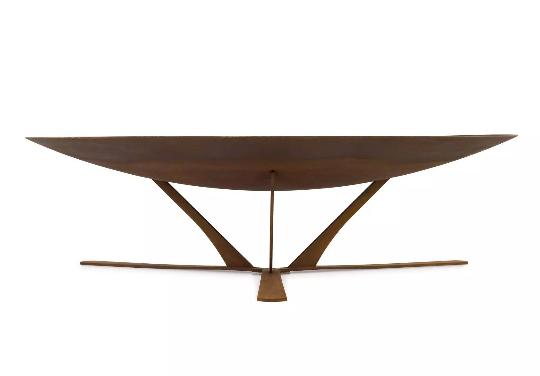 AK47 Fuocolo Feuerstelle 180 cm in rostbrauner Farbe freigestellt vor weißem Hintergrund