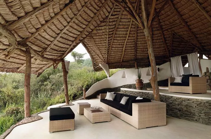 Dedon Lounge Gartenmöbel in einer überdachten Terrasse mit Blick auf die Natur und gemütlichen Sitzgelegenheiten Mood Bild