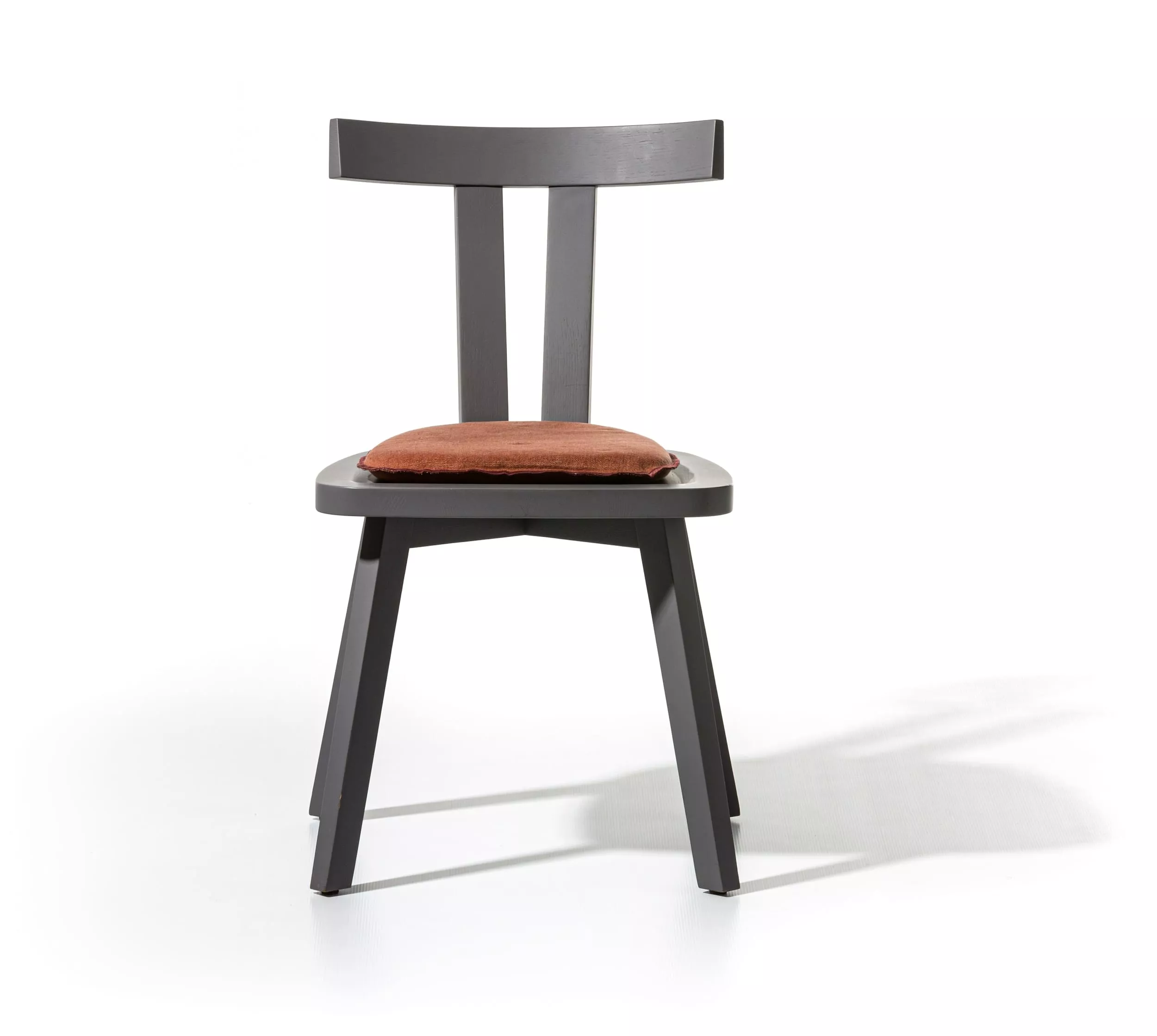 Gervasoni Gray 23 Stuhl mit braunem Sitzkissen auf weißem Hintergrund