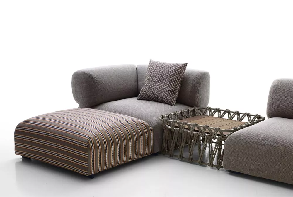 B&B Italia Butterfly Outdoor Loungegruppe bestehend aus einem Sofa einem Hocker und einem Beistelltisch ohne Hintergrund