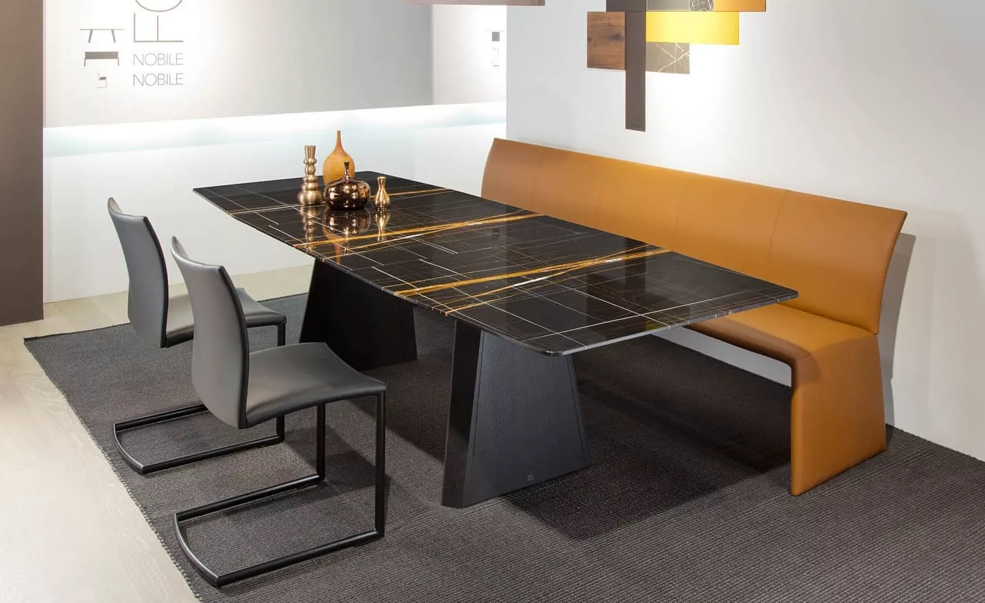 DRAENERT Nobile Swing Soft ohne Armlehne in einem modernen Esszimmer mit einem schwarzen Tisch und braunen Dekorationsgegenständen