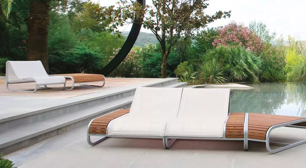 EGO Paris Tandem Essgruppe in Weiß und Holzoptik, auf einer Terrasse mit Blick auf einen Pool und üppige grüne Landschaft.