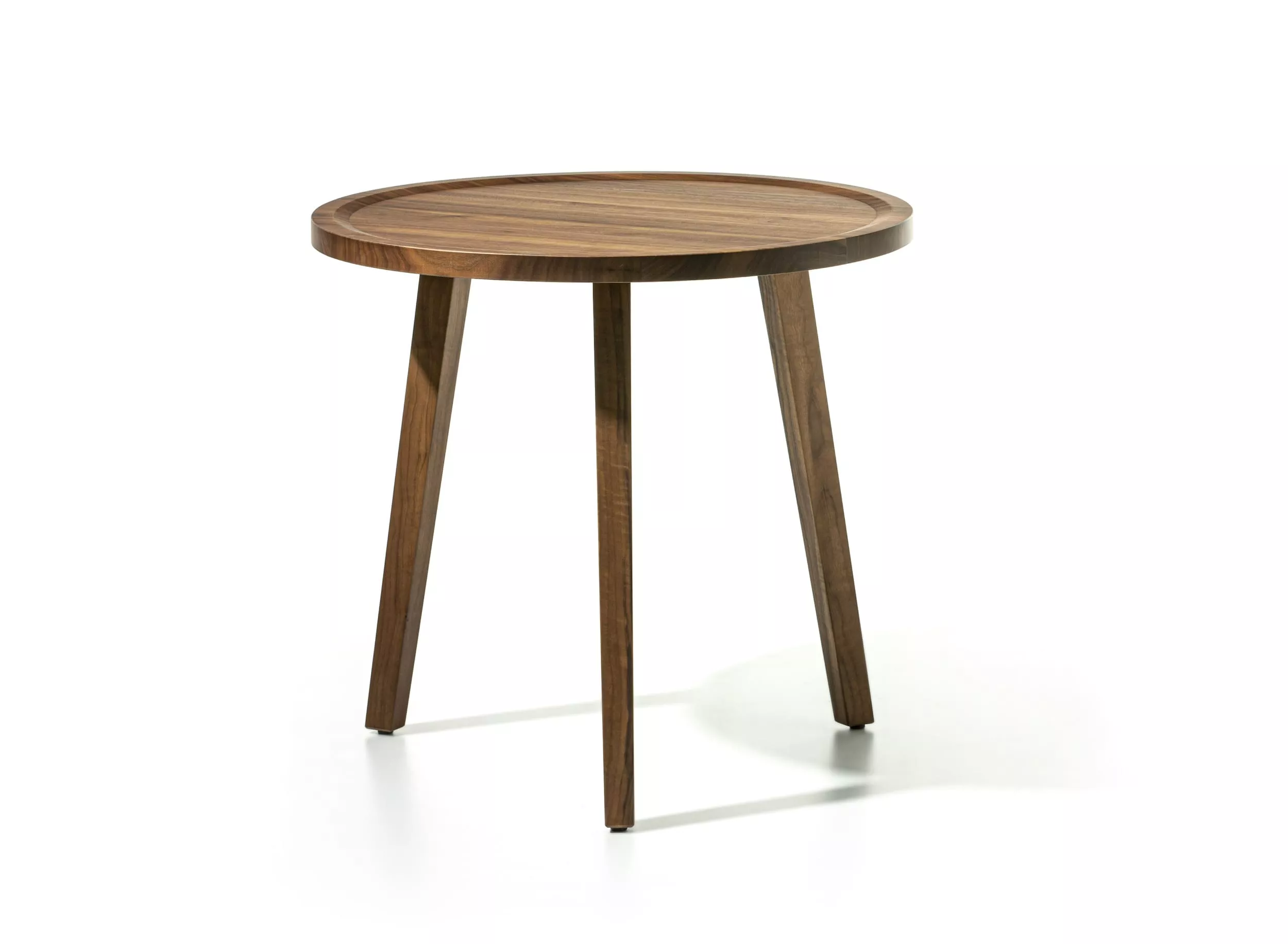 Gervasoni Gray 41 runder Holztisch mit drei Beinen auf weißem Hintergrund