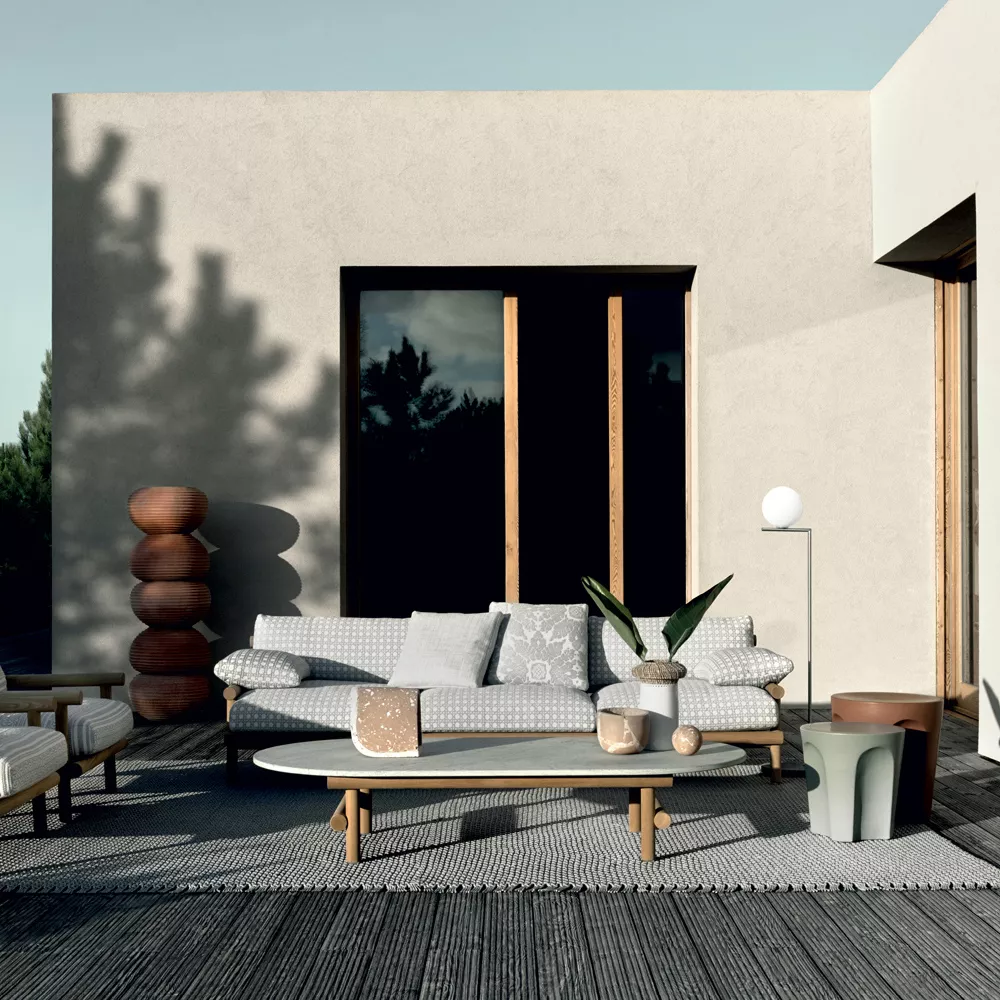 B&B Italia Colosseo Kollektion Sofa und Couchtisch in einem modernen Außenbereich mit Pflanzen und dekorativen Kissen