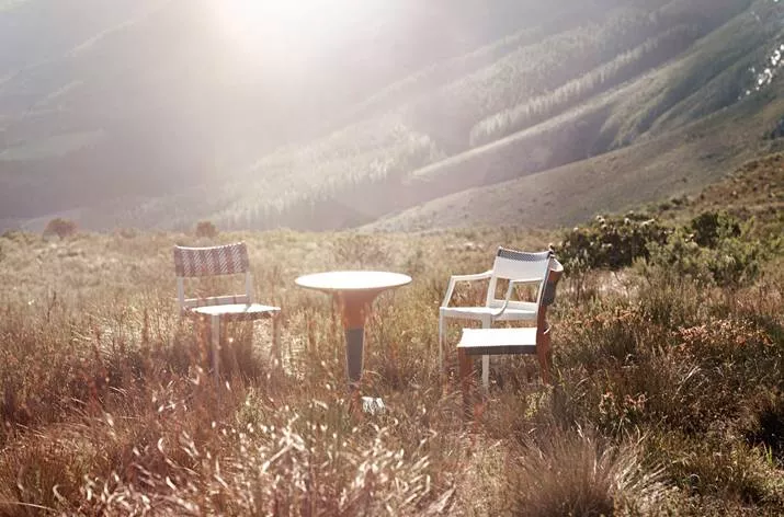 Dedon Play Essstuhl und Tisch stehen in einer malerischen Berglandschaft im Freien