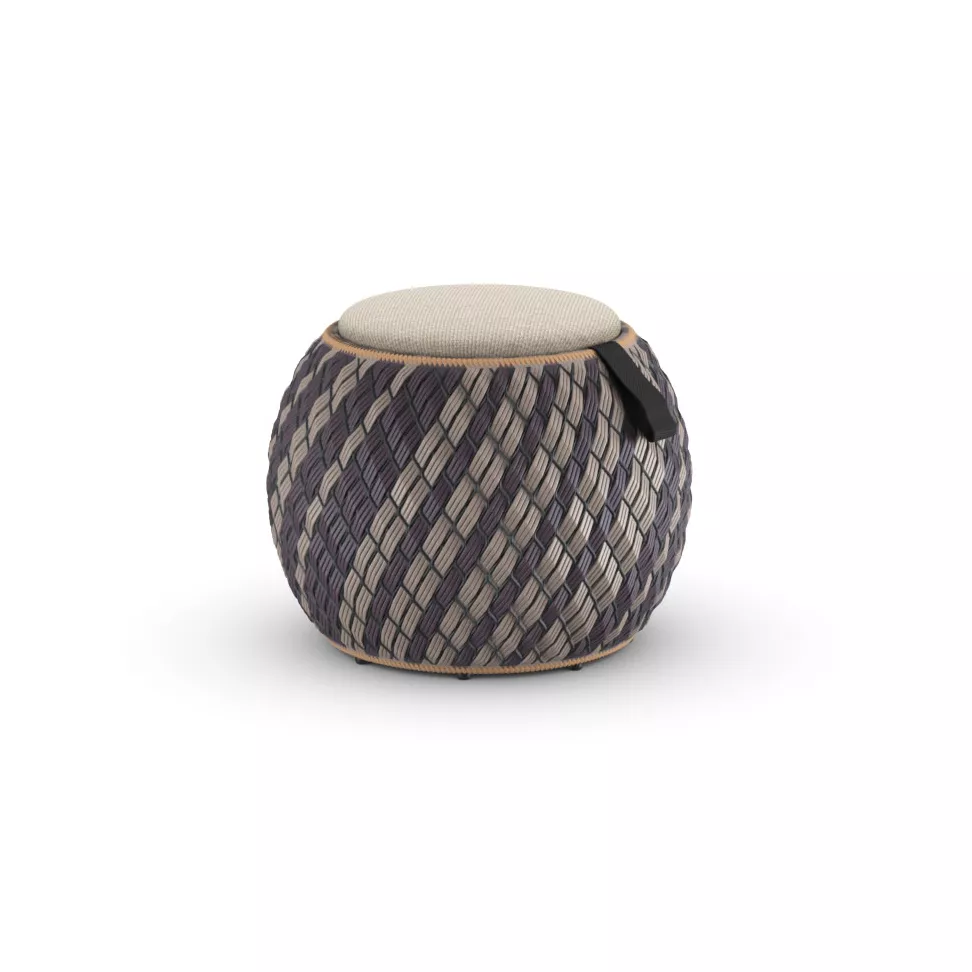 Dedon Dala Hocker 60 cm in einem geflochtenen Design mit beigem Sitzkissen ohne Hintergrund.