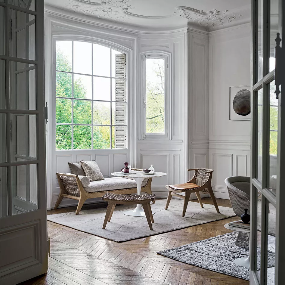 Knoll Saarinen Lounge Height Table by Eero Saarinen in einem eleganten Wohnzimmer mit großen Fenstern und stilvollen Möbeln auf Holzboden.