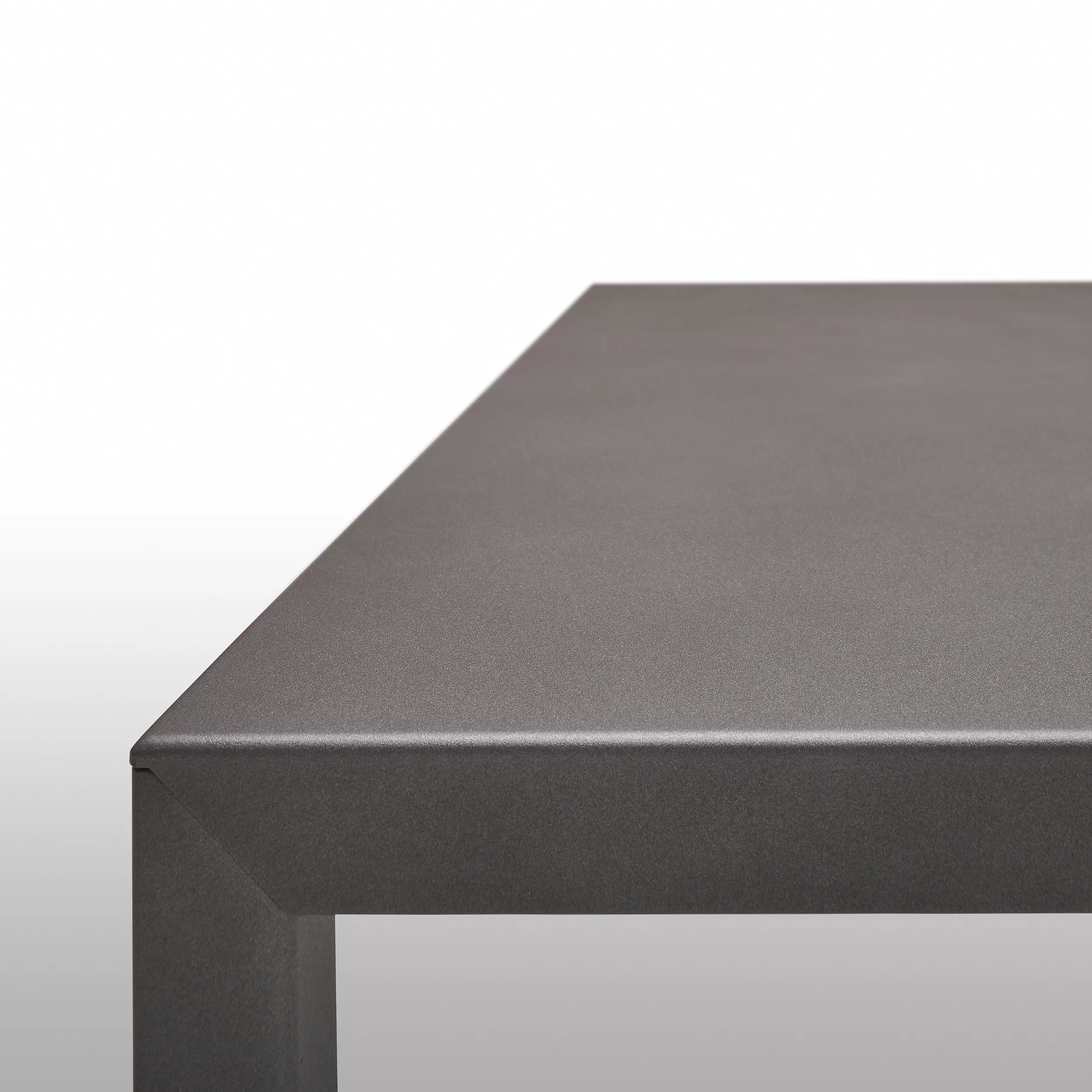 MDF Italia Tense Tisch in Nahaufnahme zeigt die Ecke eines modernen grauen Tisches ohne Hintergrund