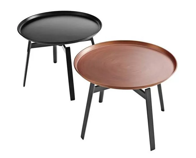 B&B Italia Husk Outdoor Beistelltisch in Schwarz und Braun auf weißem Hintergrund