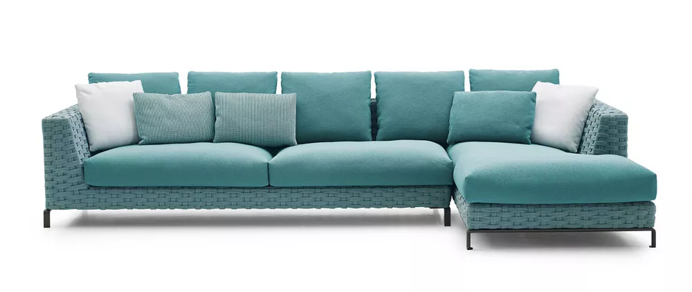 B&B Italia Ray Outdoor Fabric Loungesofa in türkis mit weißen und türkisfarbenen Kissen auf weißem Hintergrund