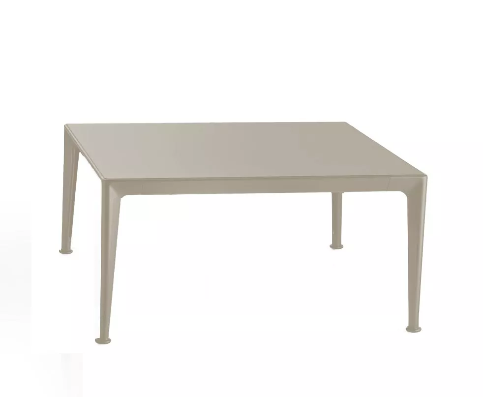B&B Italia Mirto Outdoor Loungetisch 90x90 cm mit Tischplatte aus Aluminium oder Iroko ohne Hintergrund