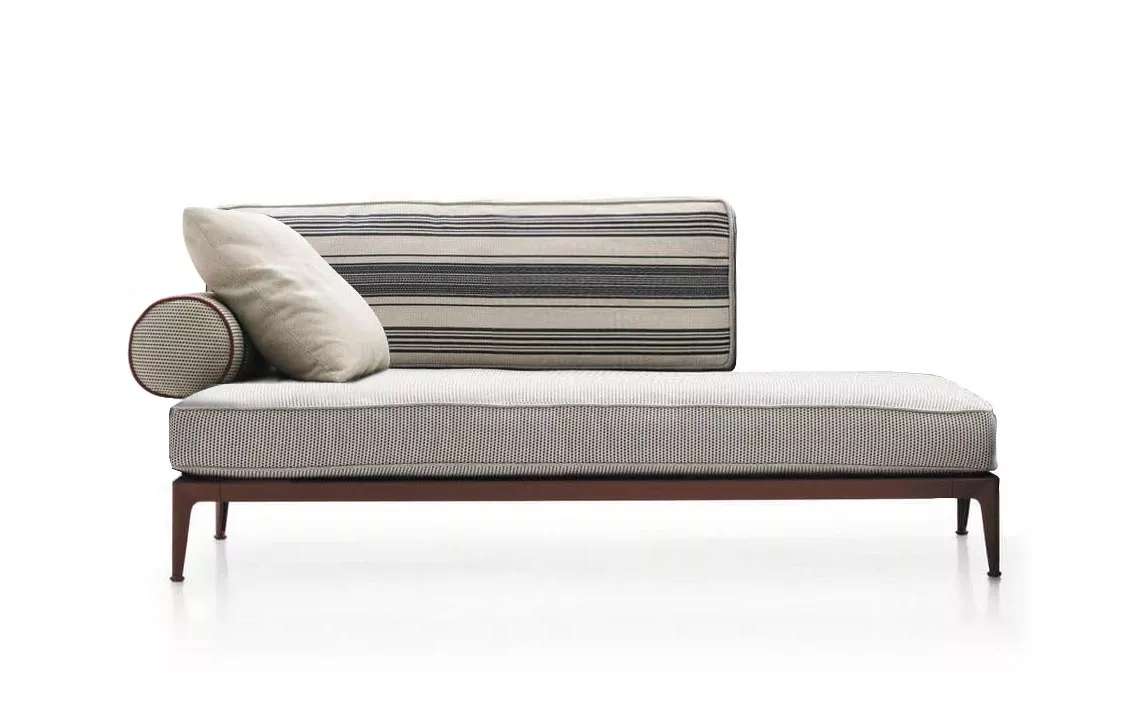 B&B Italia Ribes Loungesofa Endmodul links 205 cm in einem modernen Wohnzimmer mit weißem Hintergrund und stilvollen Kissen.