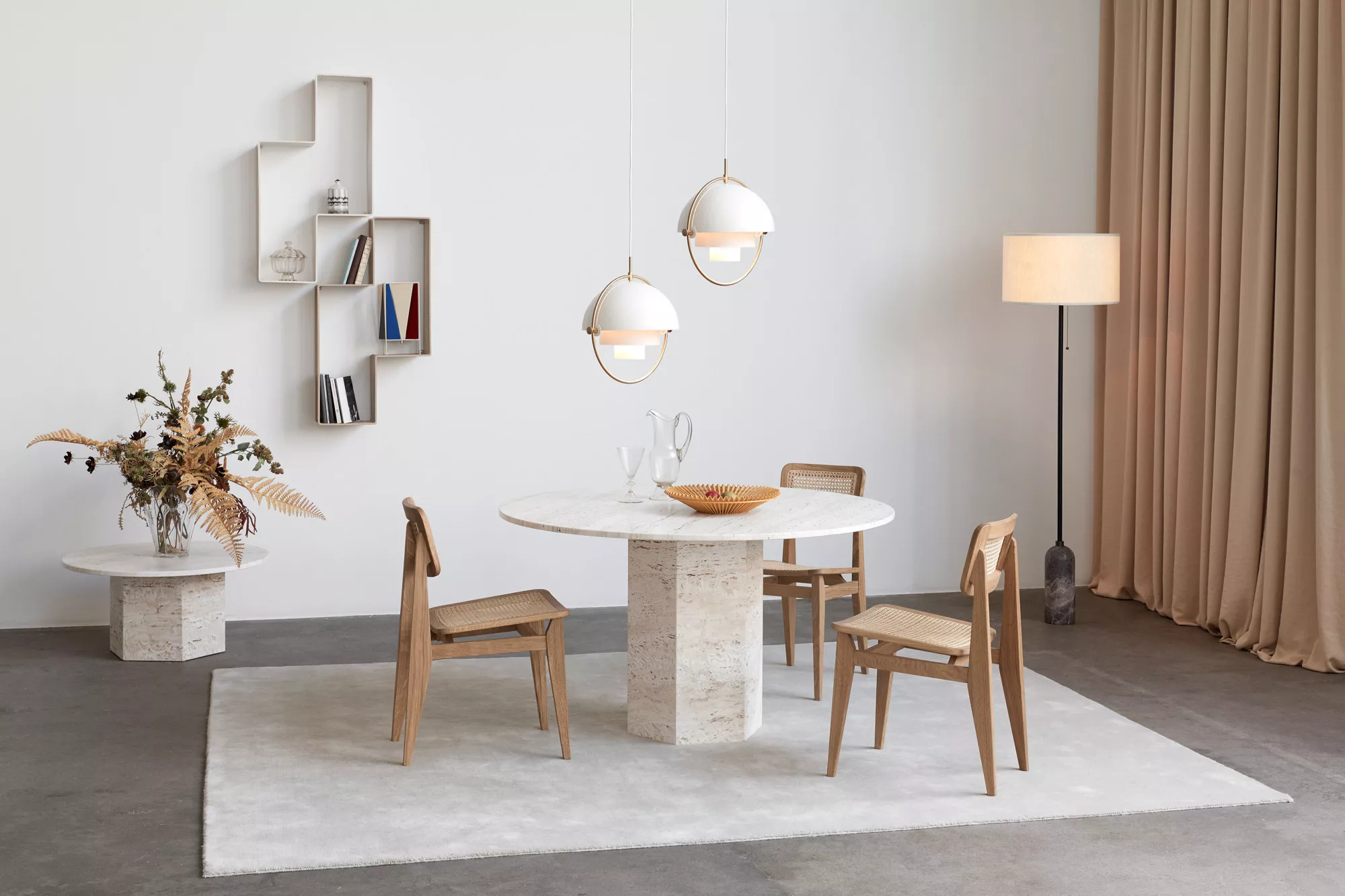 Gemütliches Esszimmer mit Epic Coffee Table, C-Chair Dining Chair, Dedal Shelf, B-4 Table Lamp, Multi-Lite Pendant und Gravity Floor Lamp.