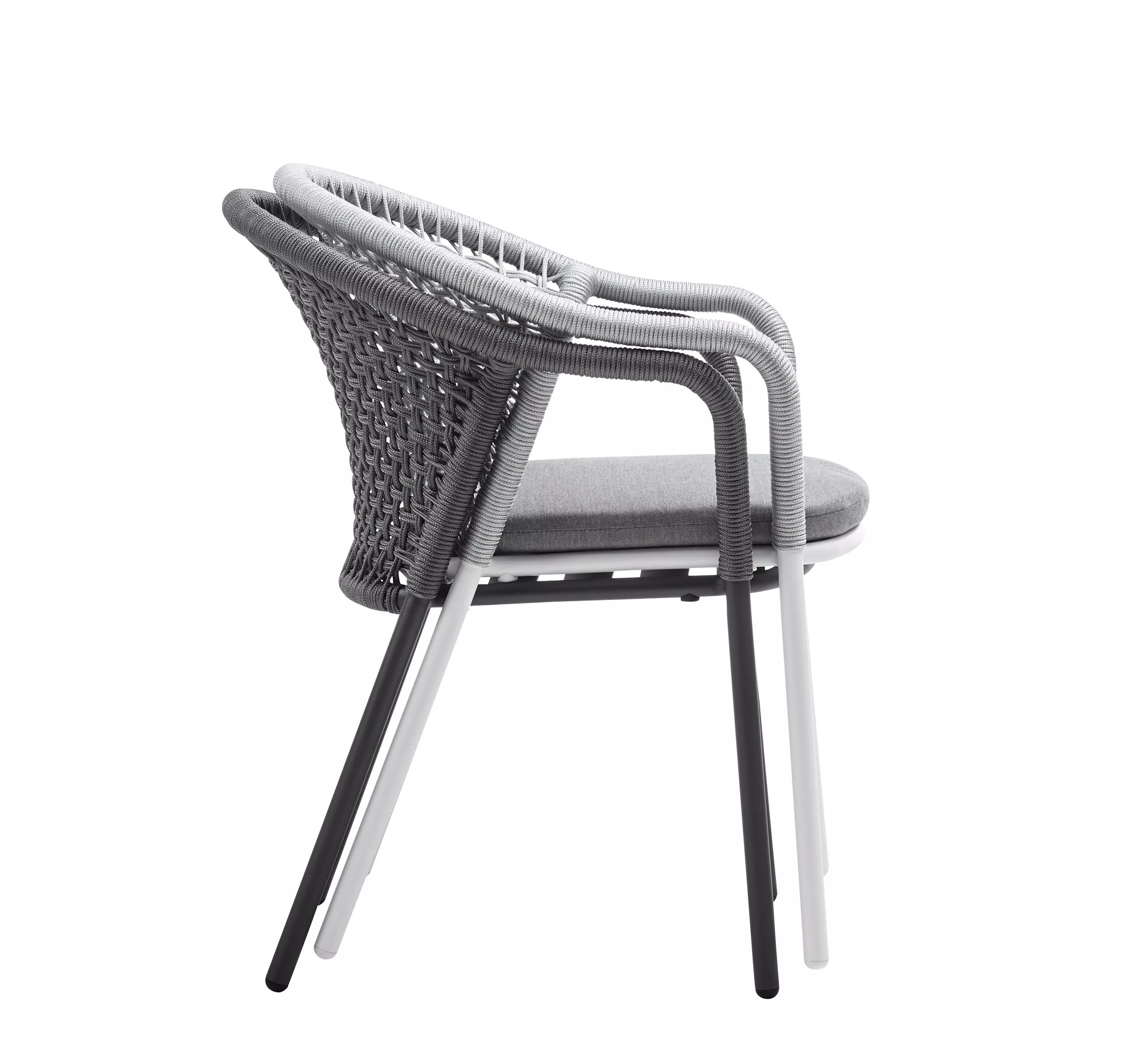Solpuri Jooy Stapelsessel in Weiß und Anthrazit mit grauem Sitzkissen im Studio ohne Hintergrund