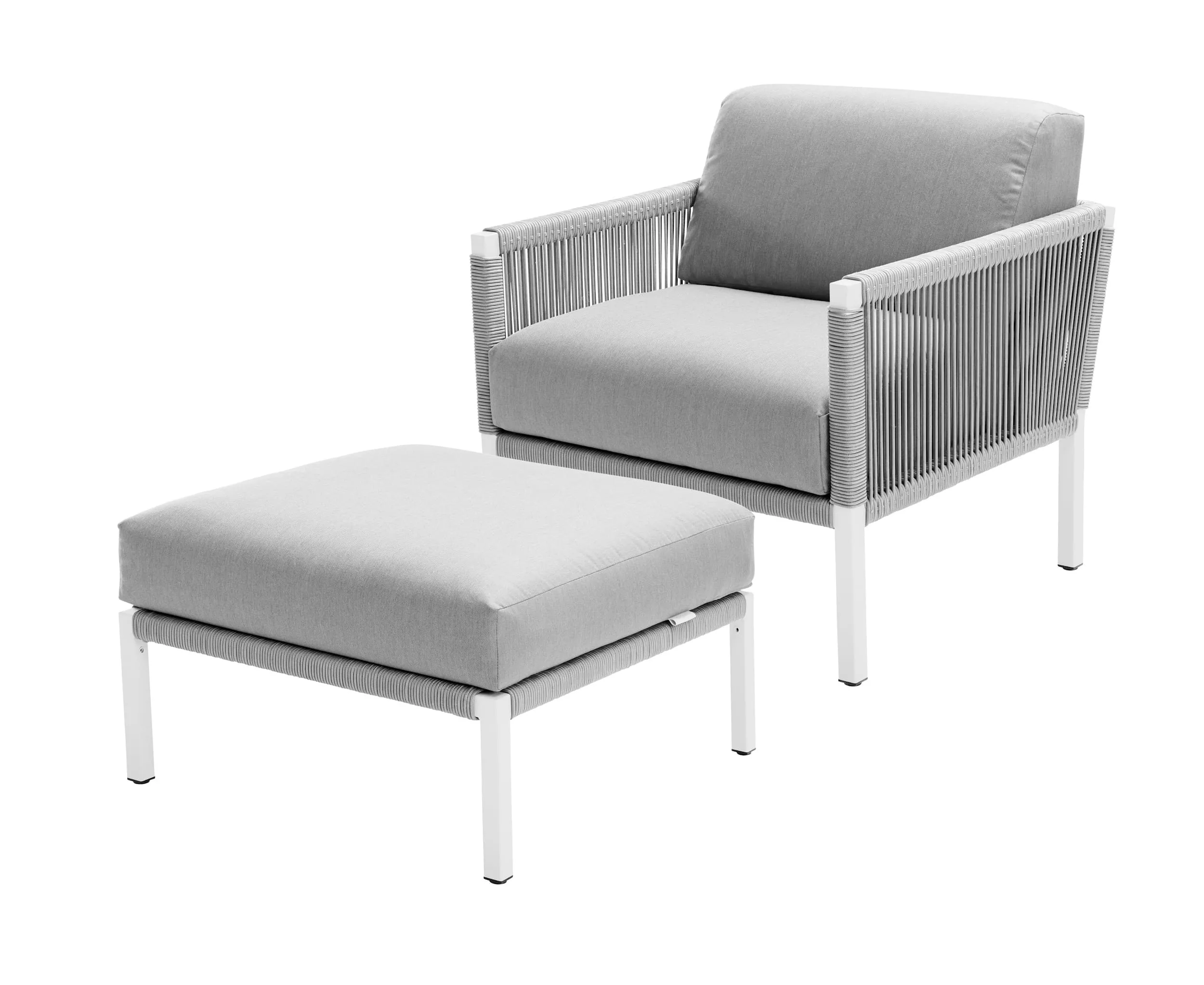 Solpuri Club Lounge Sessel in Weiß und Grau mit passendem Hocker vor weißem Hintergrund ideal für moderne Wohnräume und Terrassen