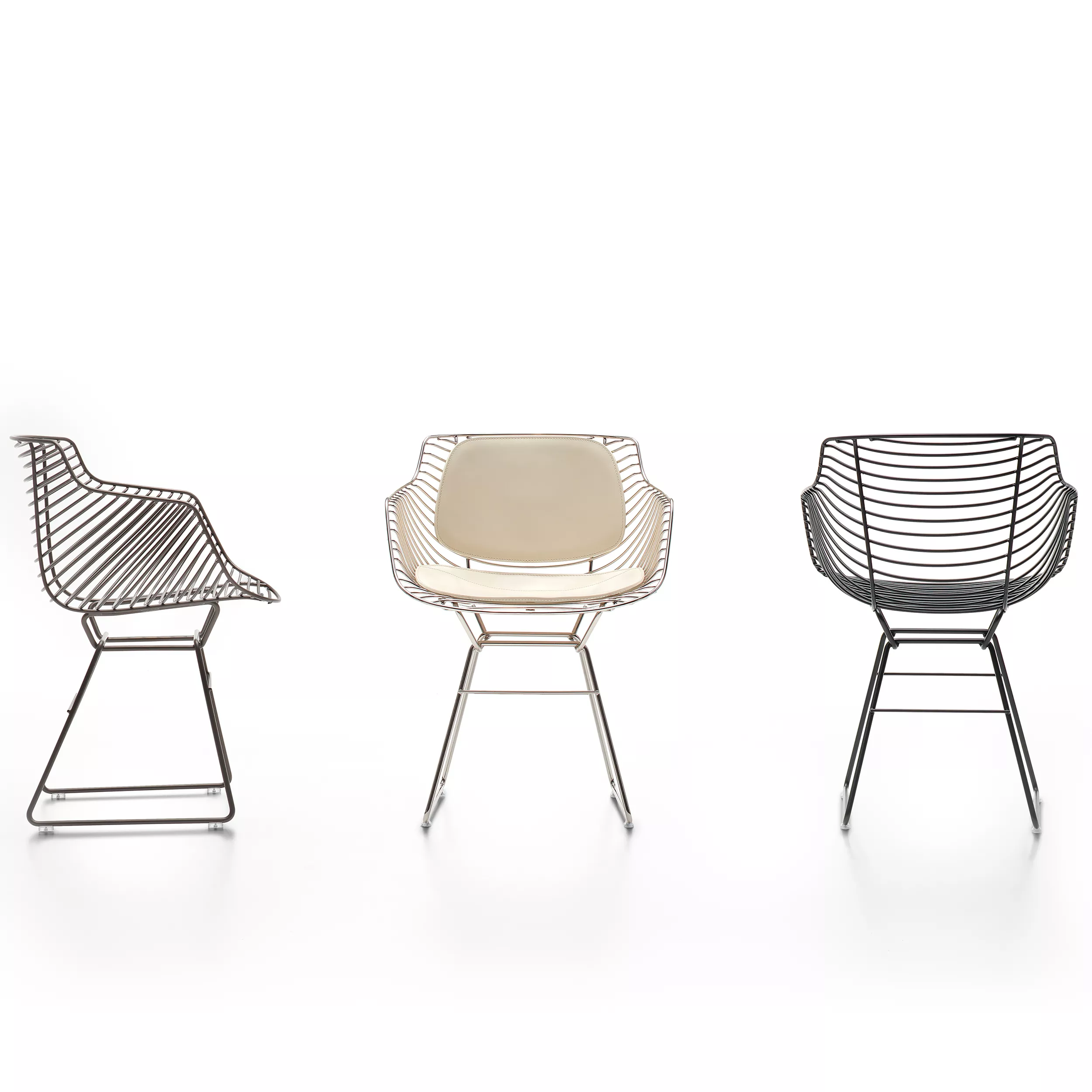 Drei MDF Italia Flow Filo Stühle in verschiedenen Farben und Ausführungen auf weißem Hintergrund