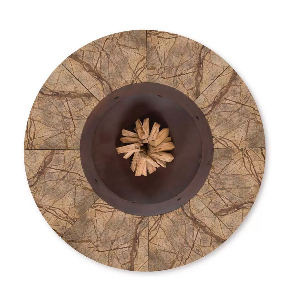 AK47 Ercole Feuerstelle aus Marmor Rain Forest Brown und Stahl in Small 150 cm ohne Hintergrund