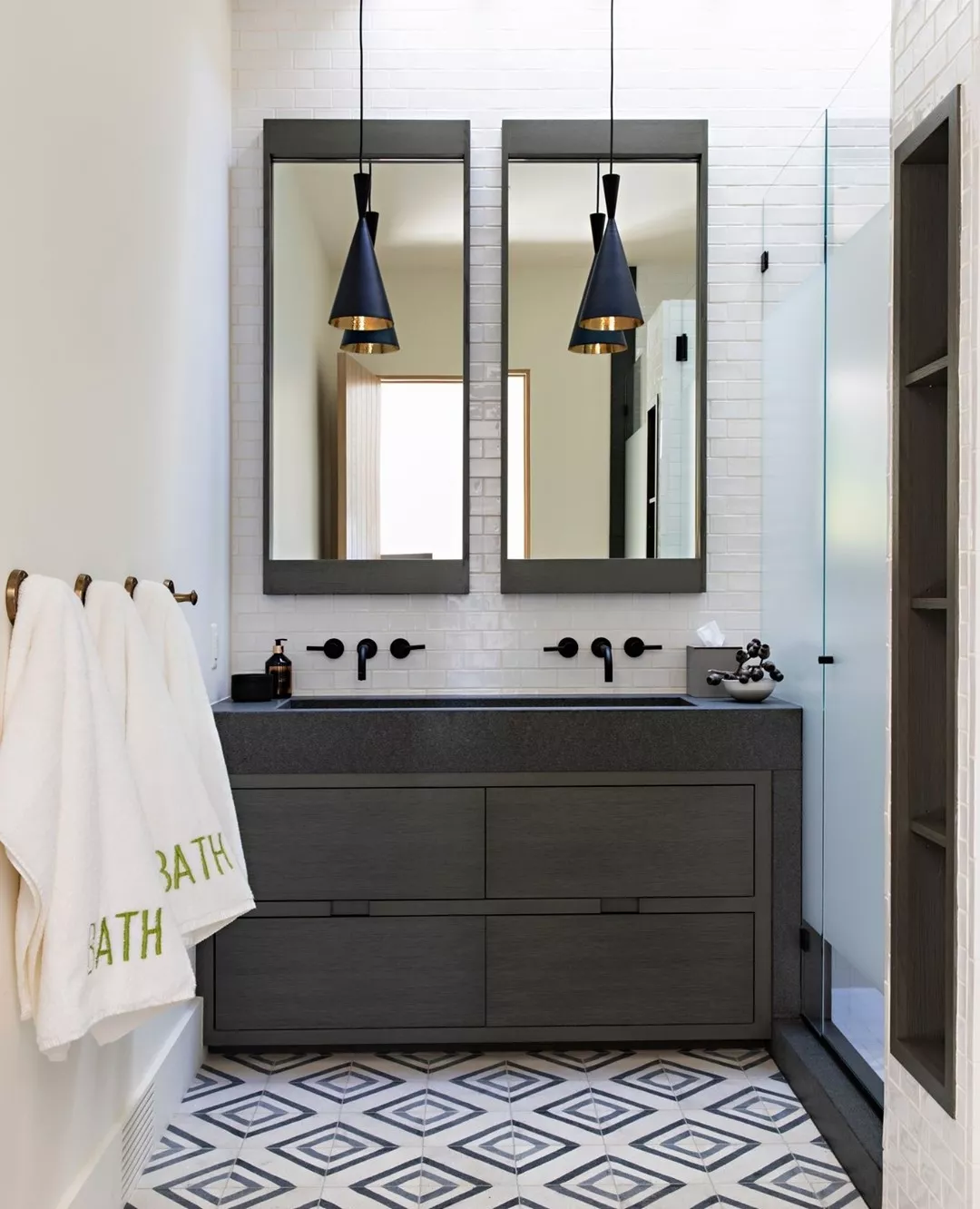 Jede_Beat_Lampe_ist_sorgfältig_aus_handgedrehtem_Messing_gefertigt_und_weist_die_Spuren_des_handwerklichen_Prozesses_auf_Ihre_polierten_Innenflächen_brechen_und_reflektieren_das_Licht_auf_warme_und_einladende_Weise