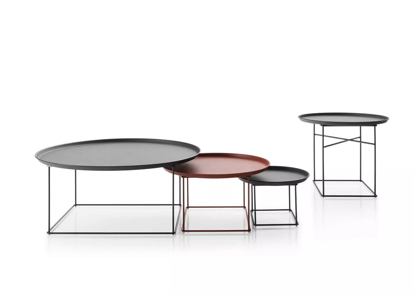 B&B Italia Fat-Fat Beistelltische in verschiedenen Größen und Farben auf weißem Hintergrund