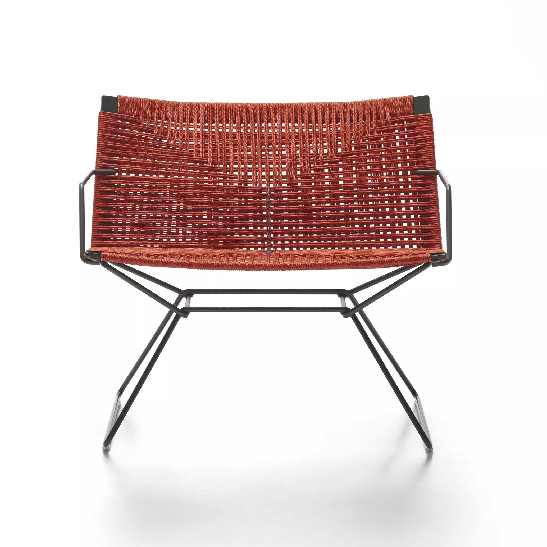 MDF Italia Arpa Loungestuhl mit Armlehne in Rot auf weißem Hintergrund