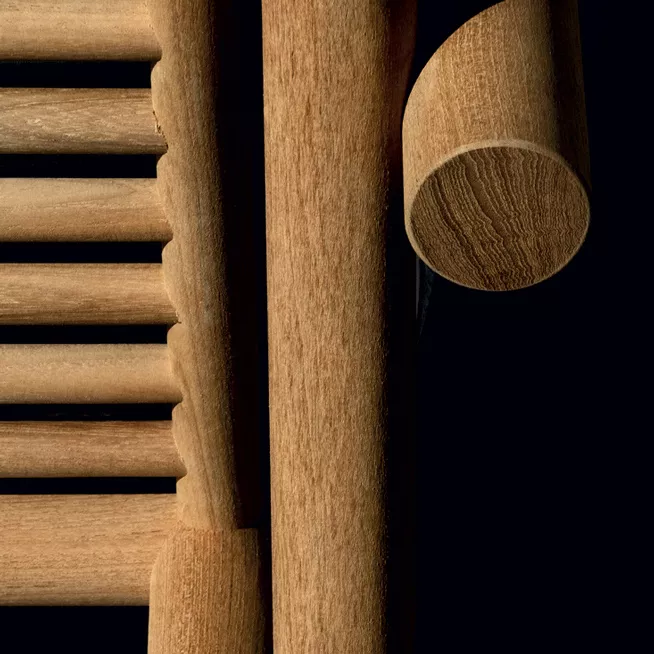 Detailaufnahme des B&B Italia Ayana Stuhls mit Armlehnen aus Holz ohne Hintergrund