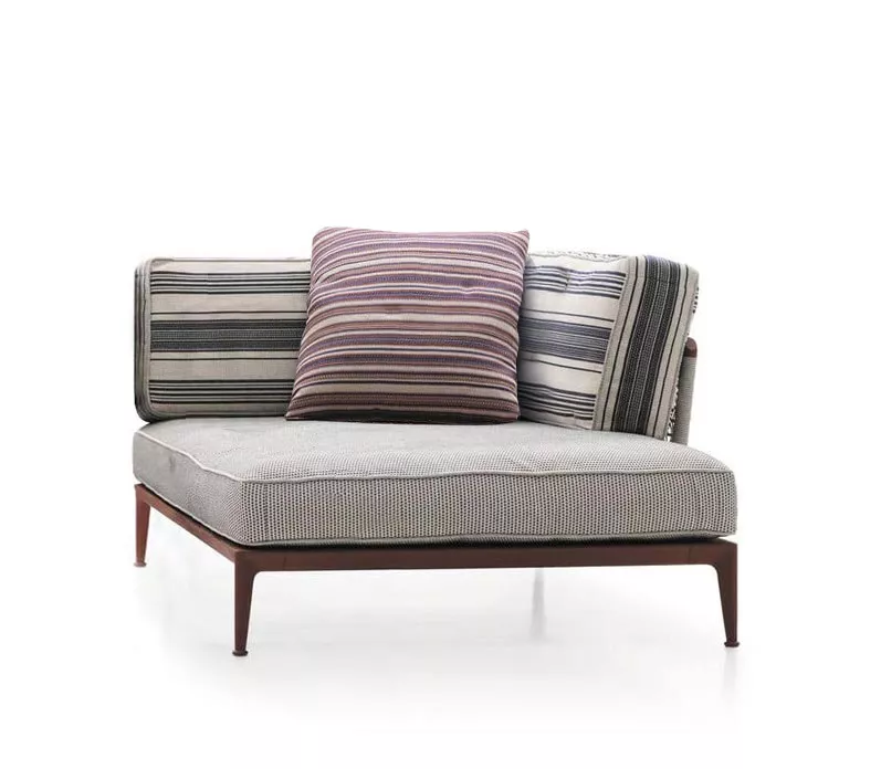 B&B Italia Ribes Chaiselongue Modul in Grau mit gestreiften Kissen auf weißem Hintergrund.
