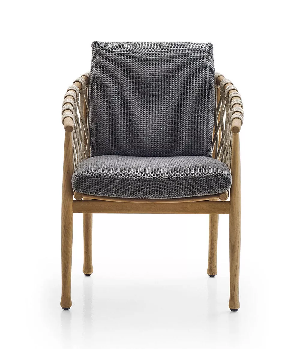 B&B Italia Ginestra Armlehnstuhl mit grauem Polster und Holzrahmen auf weißem Hintergrund