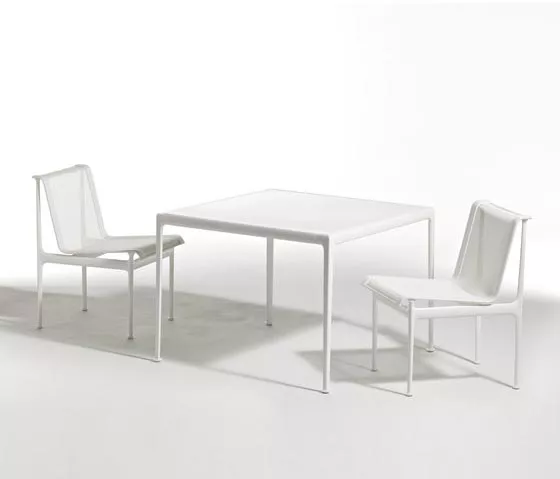 Knoll Studio 1966 Collection Esstisch quadratisch mit zwei weißen Stühlen auf weißem Hintergrund