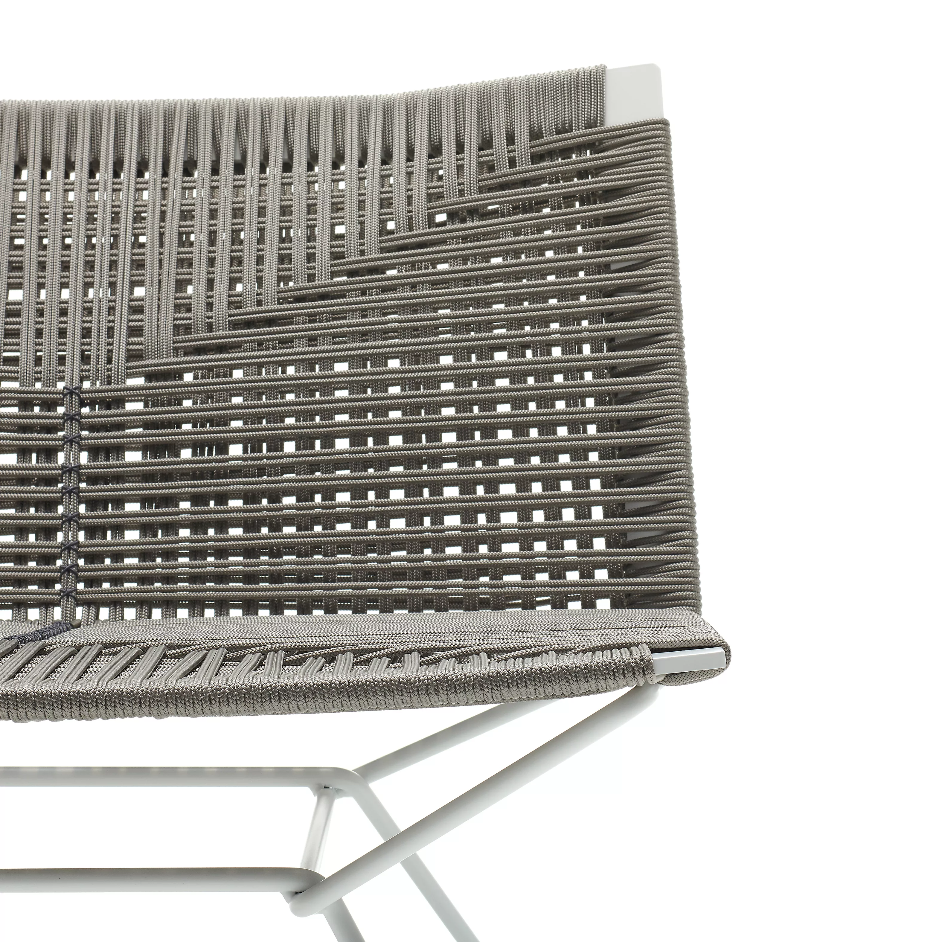 MDF Italia Arpa Loungestuhl mit Armlehne in Nahaufnahme zeigt die detaillierte Webstruktur des Sitzes ohne Hintergrund