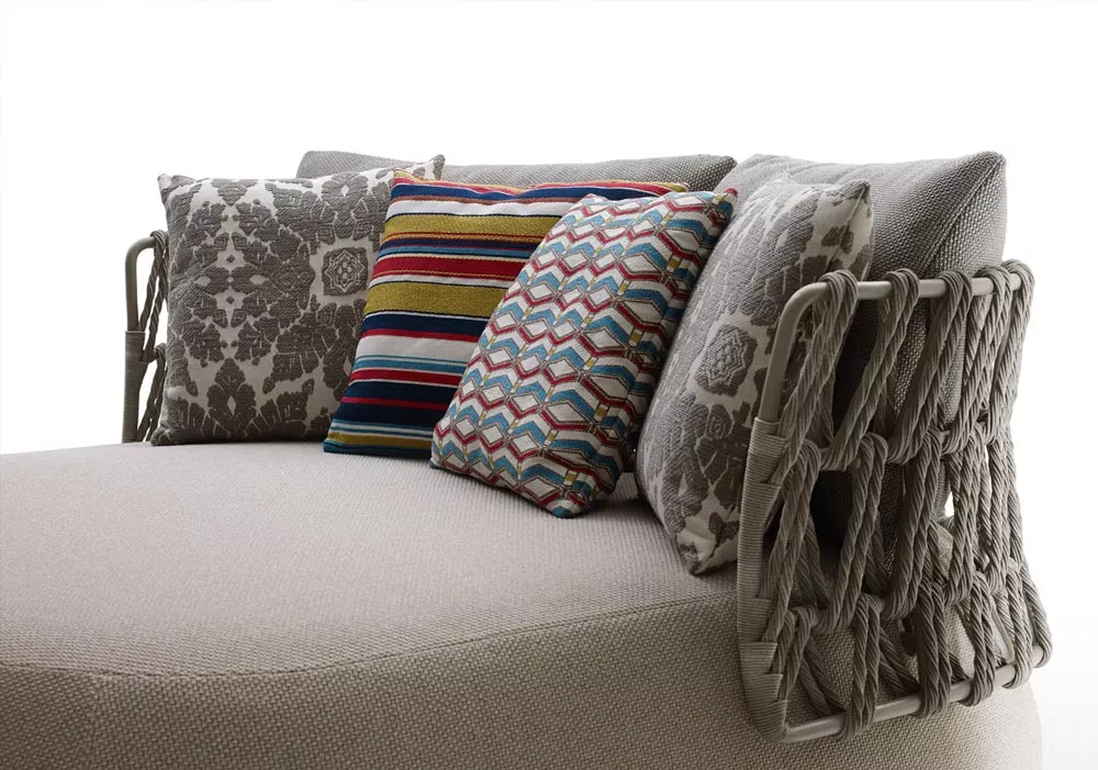 B&B Italia Fat Gartensofa 152 cm Outdoor Loungesofa mit mehreren bunten Kissen auf weißem Hintergrund