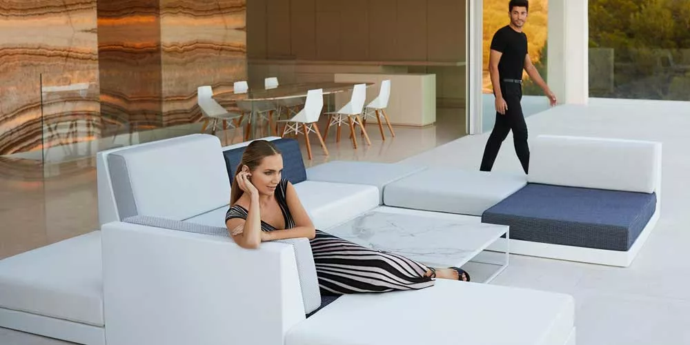 Vondom Pixel Loungegruppe in Weiß und Grau auf einer modernen Terrasse mit Blick auf einen eleganten, offenen Wohnbereich.