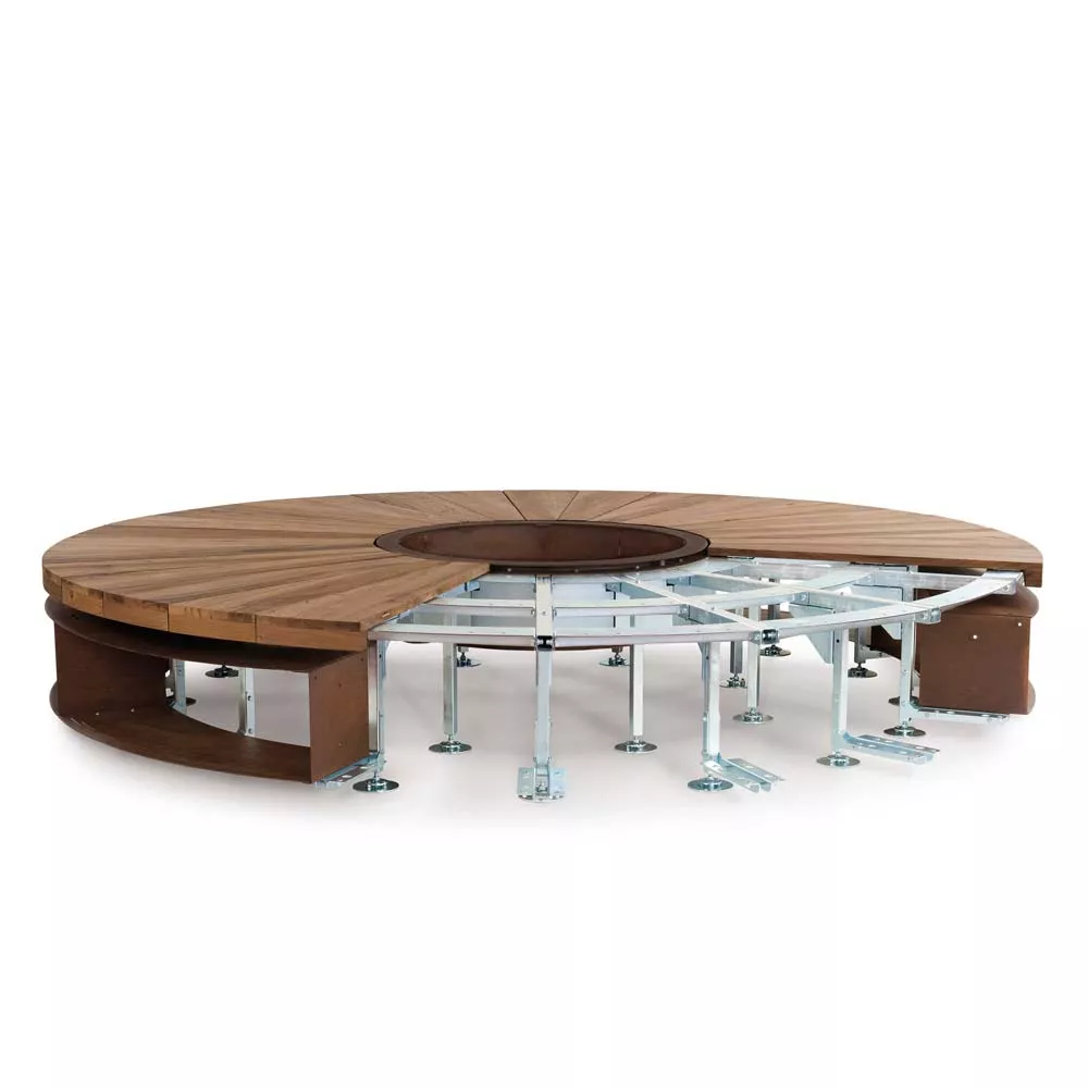 AK47 Art Feuerstelle aus Kastanienholz und Stahl mit 300 cm Durchmesser ohne Hintergrund