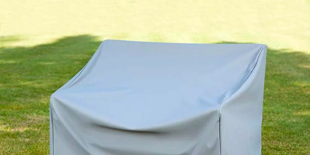 Graue Bankhaube Premium von Villa Schmidt auf einer Wiese, technische Abbildung, wetterfeste Abdeckung für Gartenmöbel.