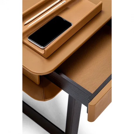 Der Fred Schreibtisch von Poltrona Frau vereint Eleganz und Funktionalität in perfekter Harmonie