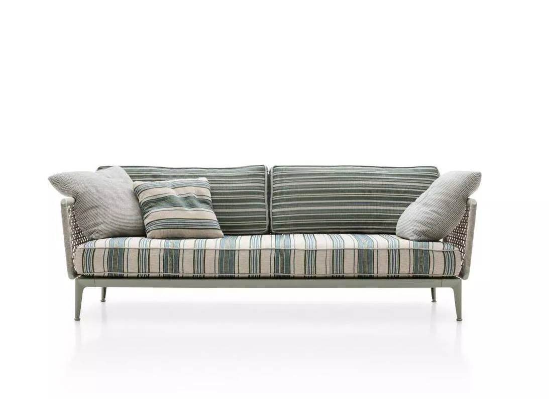 B&B Italia Ribes Loungesofa Gartensofa 212 cm in gestreiftem Design mit Kissen auf weißem Hintergrund