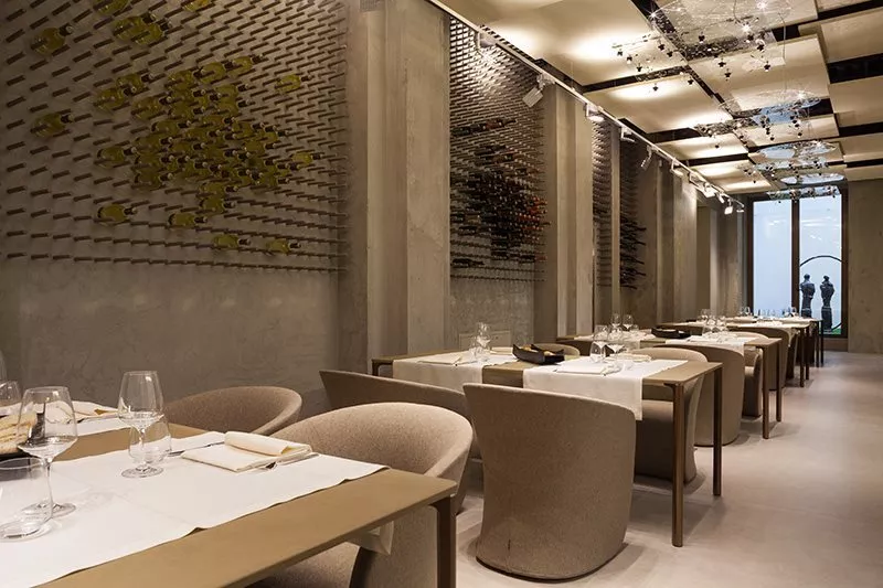 Elegantes Interieur des Ristorante LARTE in Mailand mit Zanotta-Möbeln, beige Stühle und gedeckte Tische in modernem Ambiente.