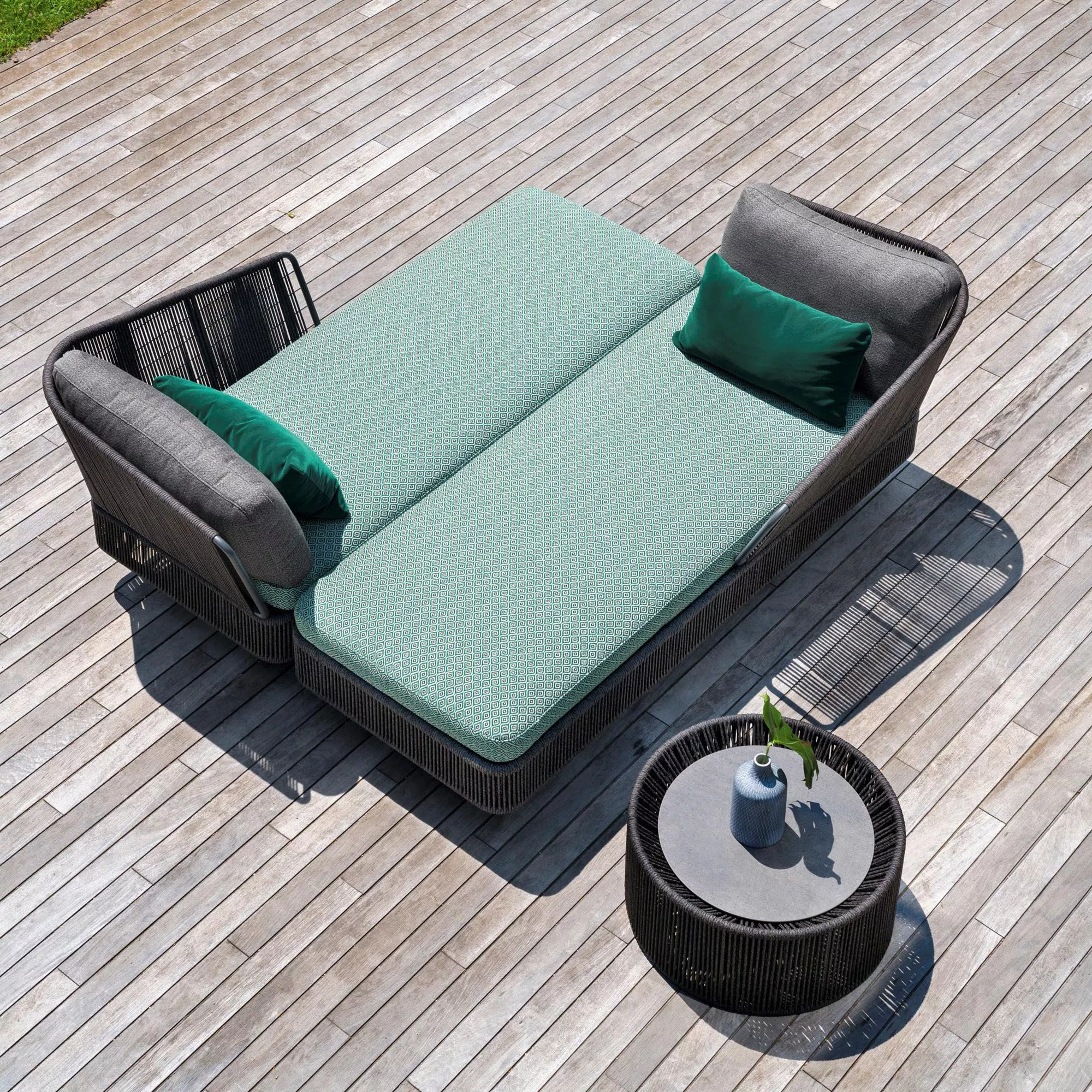 Varaschin Tibidabo Lounge Daybed in Grau und Grün auf Holzterrasse, 198 cm, mit zwei grünen Kissen und rundem Beistelltisch.