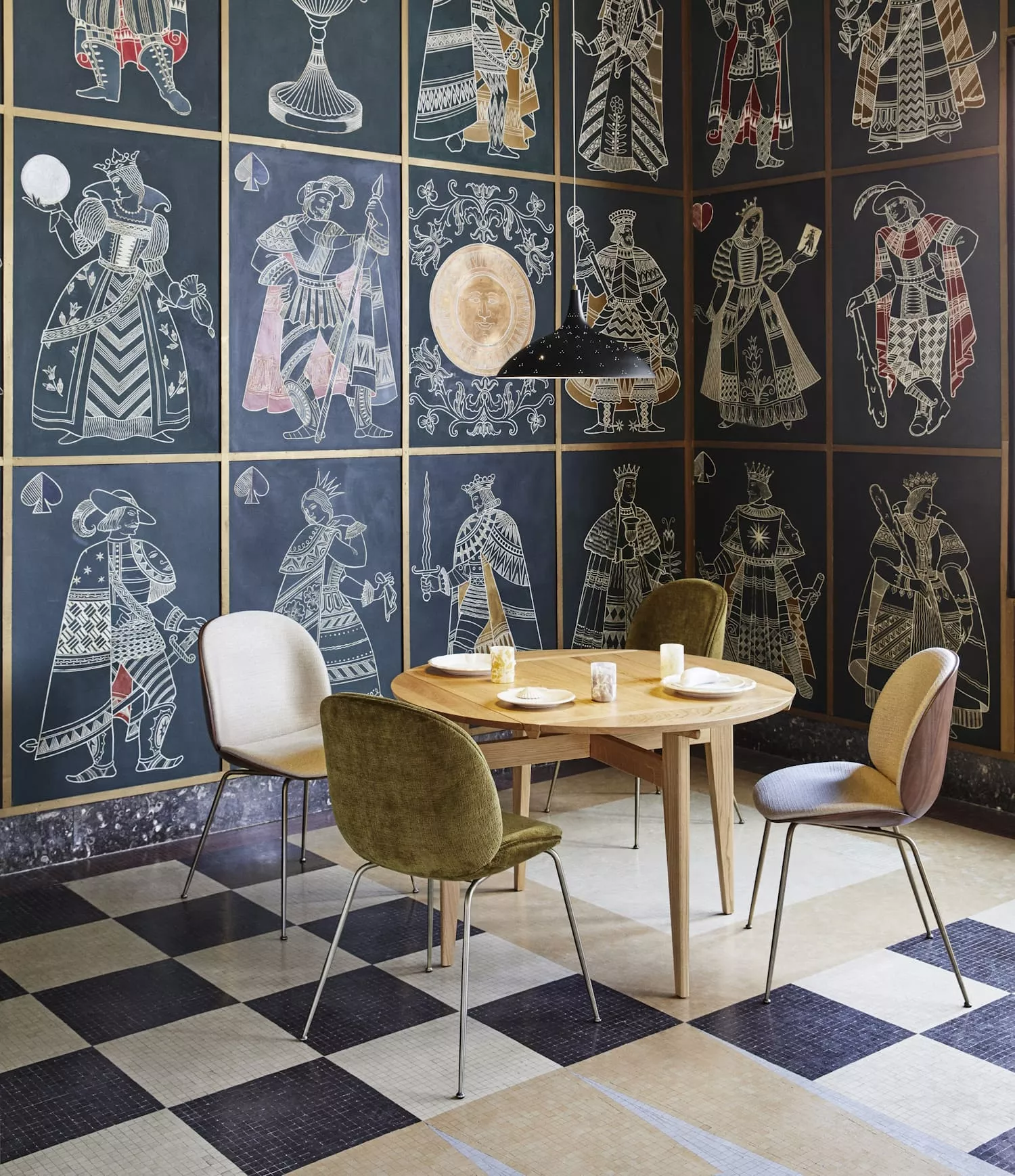 Gubi Stühle und Tisch in einem stilvollen Raum mit Wandkunst und Schachbrettboden