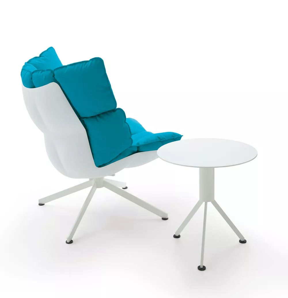 B&B Italia Husk Outdoor Loungesessel in Blau mit weißem Gestell und passendem weißen Beistelltisch ohne Hintergrund