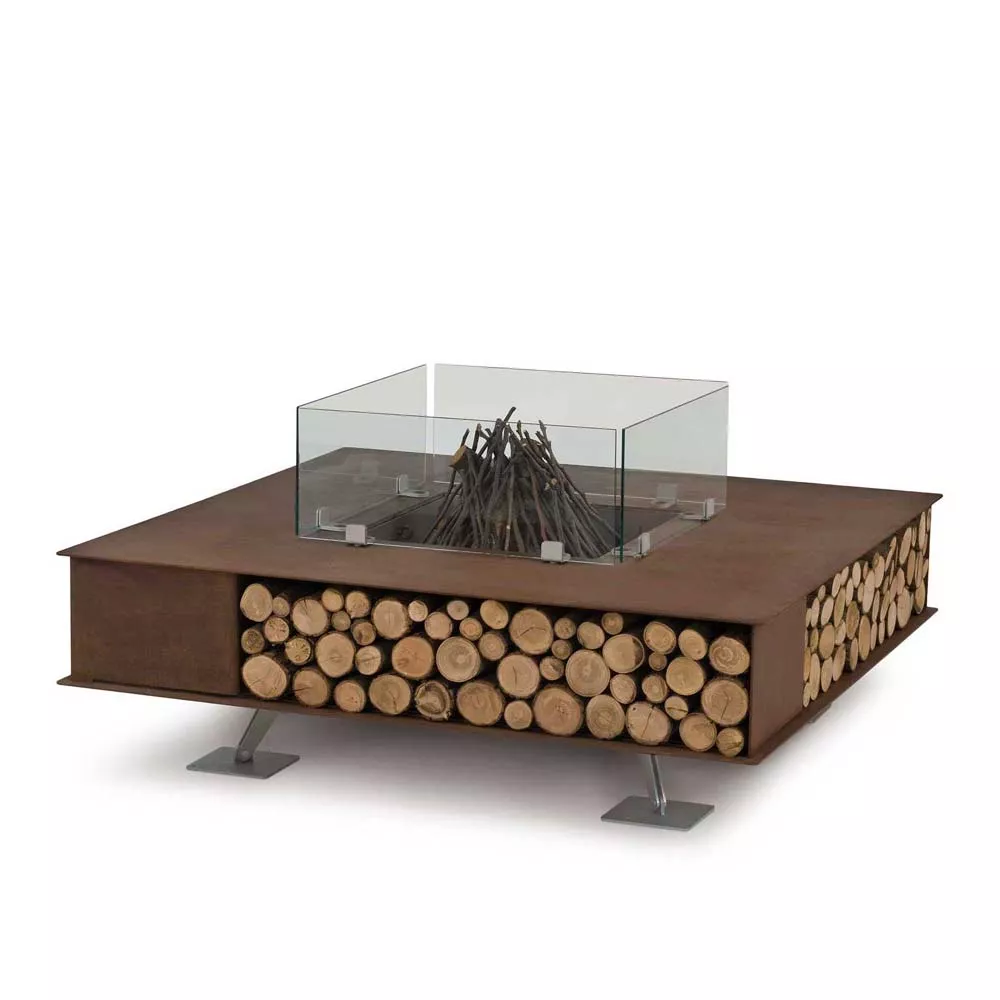 AK47 Toast Feuerstelle aus oxidiertem Stahl mit Holzlagerung und Glasumrandung auf Metallfüßen ohne Hintergrund