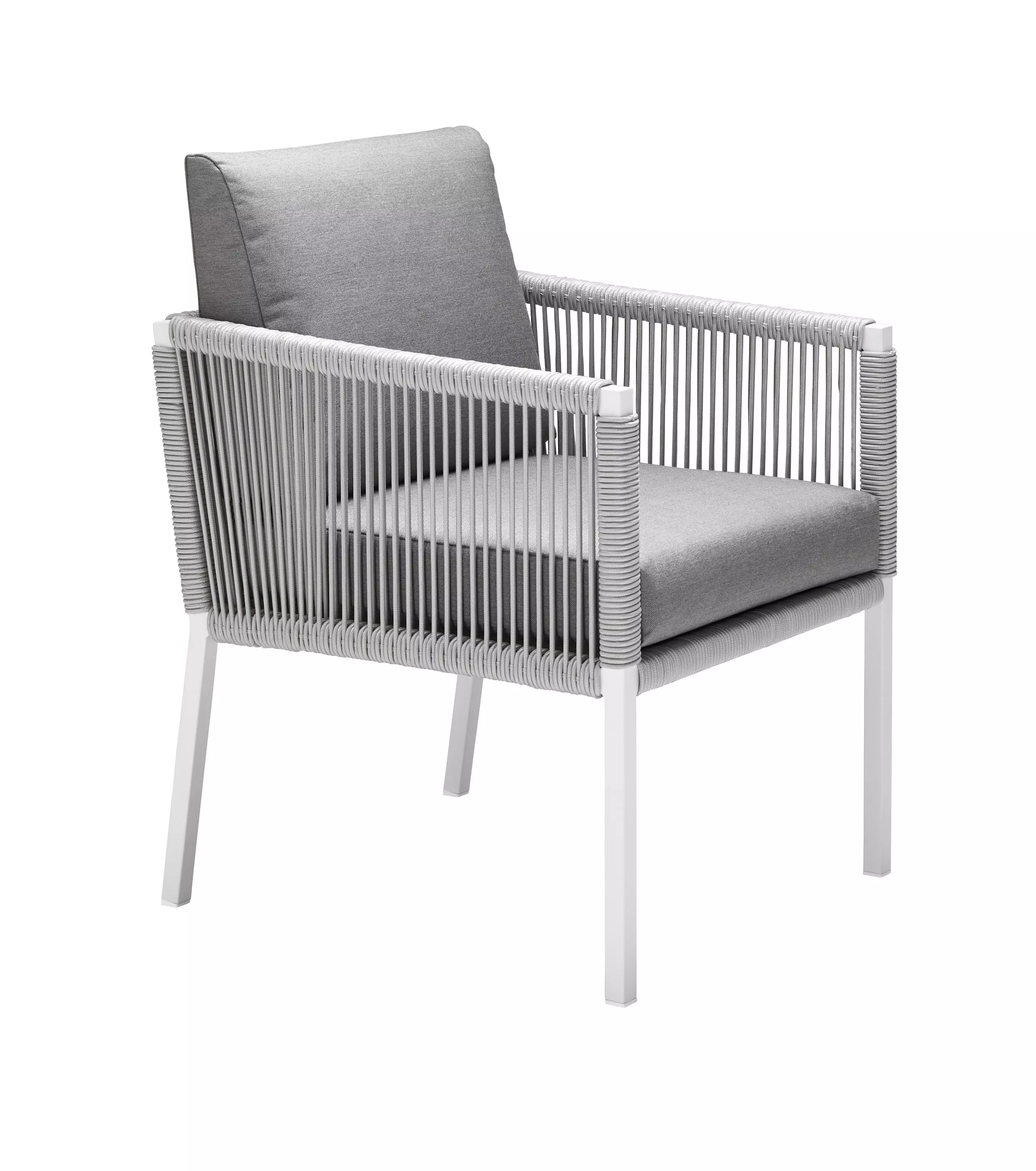 Solpuri Club Dining Sessel in Weiß mit grauem Polster vor weißem Hintergrund.