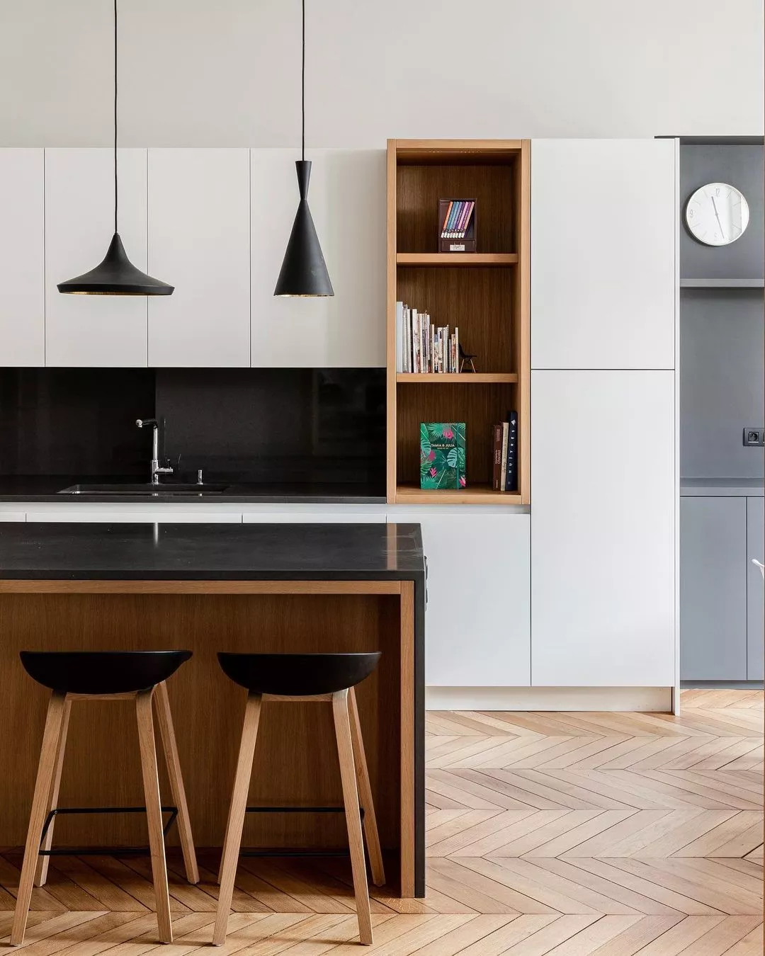 Jede_Beat_Lampe_ist_sorgfältig_aus_handgedrehtem_Messing_gefertigt_und_weist_die_Spuren_des_handwerklichen_Prozesses_auf_Ihre_polierten_Innenflächen_brechen_und_reflektieren_das_Licht_auf_warme_und_einladende_Weise