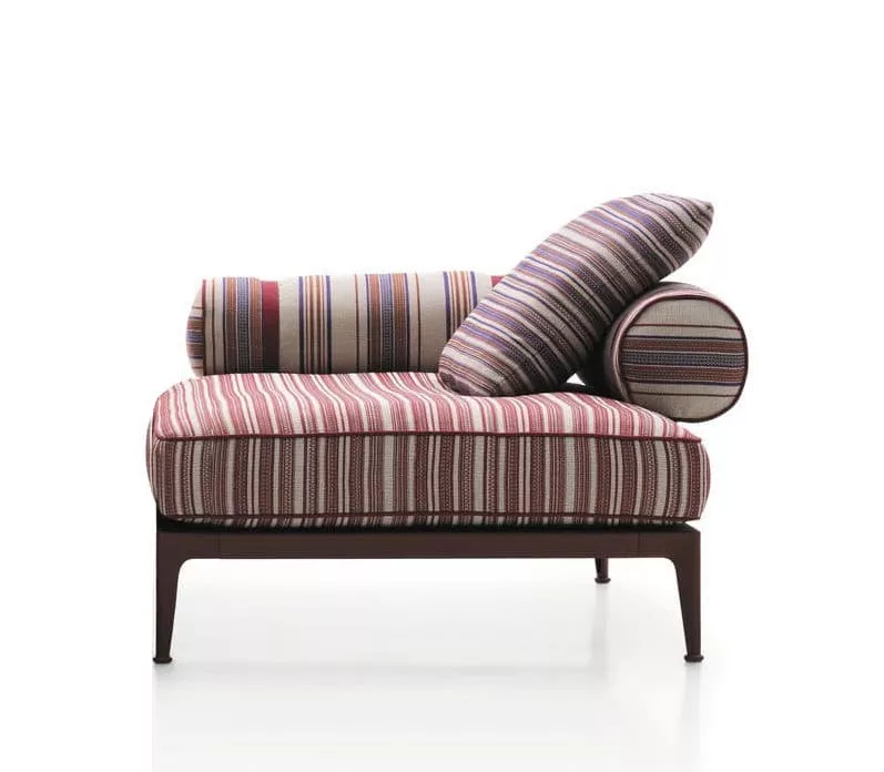 B&B Italia Ribes Loungemodul rechts 145 cm mit Kissenrollen Set in gestreiftem Design auf weißem Hintergrund